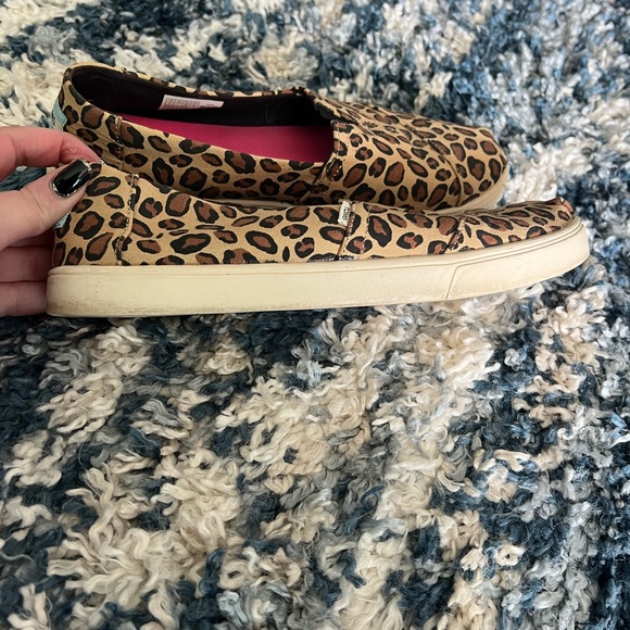 Toms Leopard Print Slip-On Women's Shoes - Picture 2 of 6